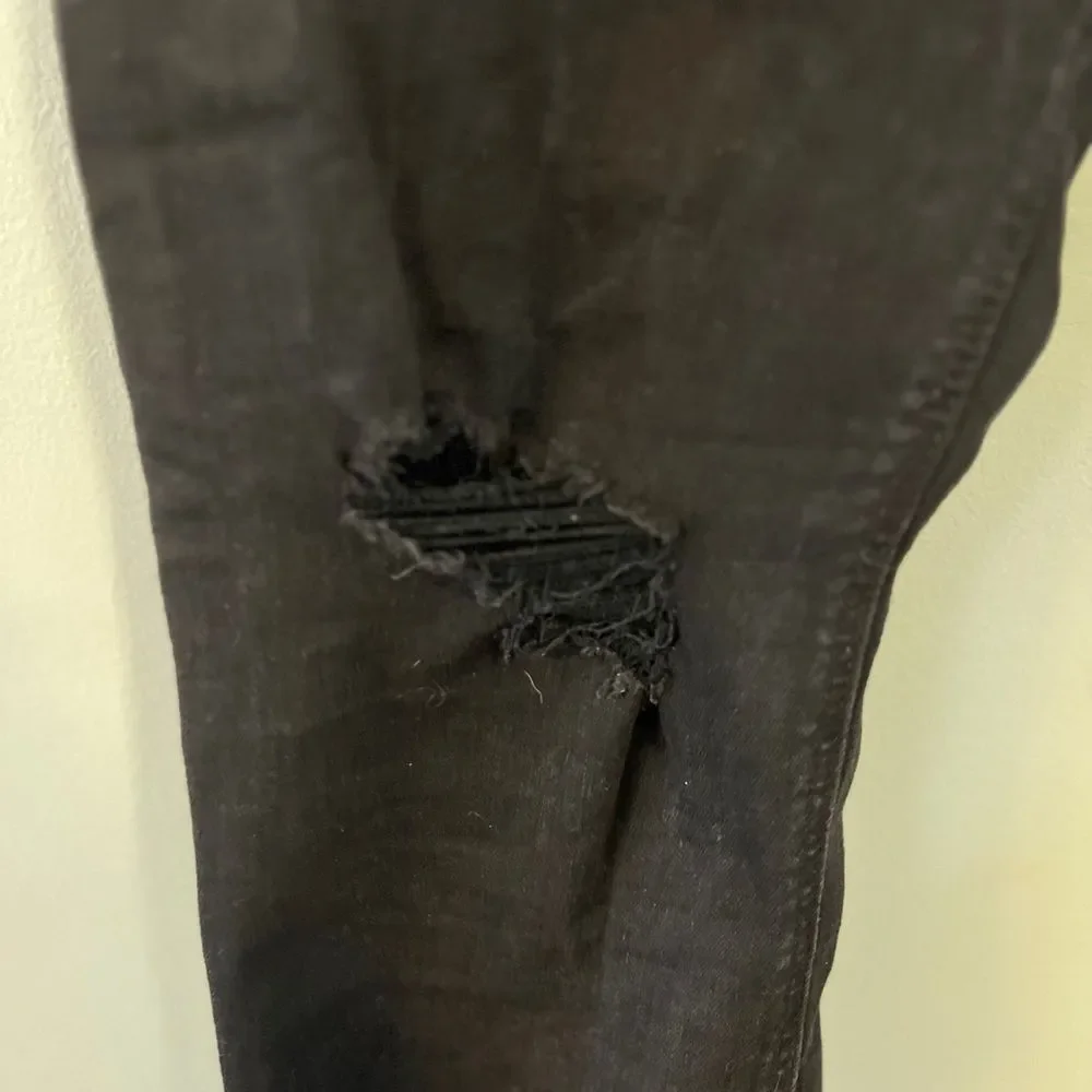 Old Navy Women’s 14 Distressed Black Ankle Jeans